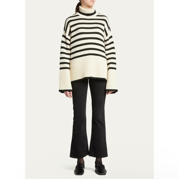 NWT Toteme Cropped Kick Denim in Faded Black Size 28/34 - Picture 2 of 6